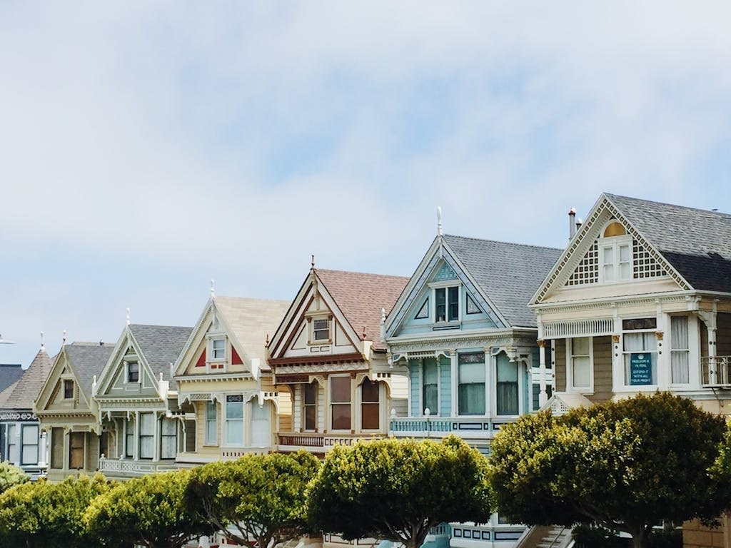 Startseite 2 Startseite iconic painted ladies victorian houses in san francisco with clear blue skies. 1370704 Startseite